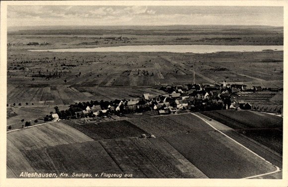 Ak Alleshausen am Federsee Württemberg, Luftbild von  flache Landschaft, Bauernhäuser, Felder