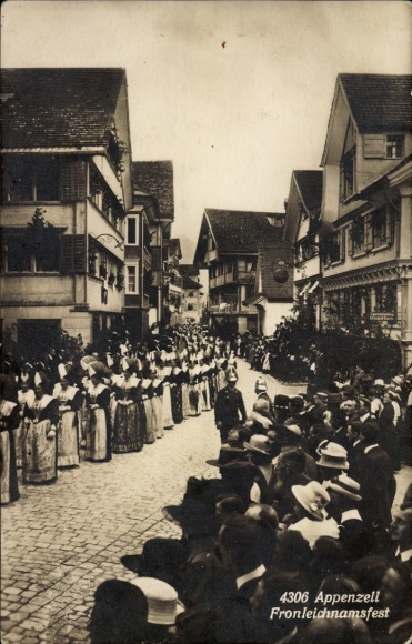 Ak Appenzell Stadt Kanton Innerrhoden, Fronleichnamsfest, Menschen in Trachten, historische Ge...