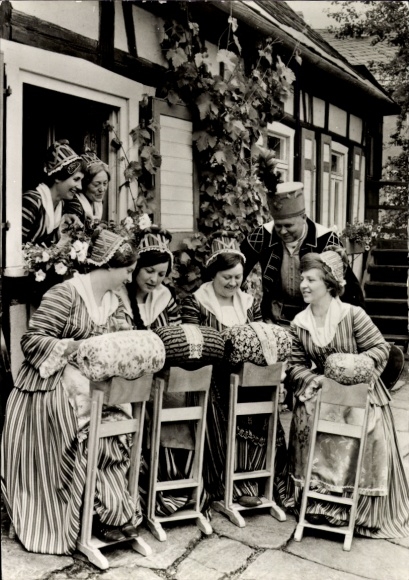Postcard Erzgebirge, Klippelsteig, historical costumes of the 18th century, Erzgebirge Ensemble Aue