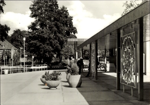 Ak Lübbenau im Spreewald, Moderne Architektur, Pflanzenkübel, Radfahrer, blauer Himmel