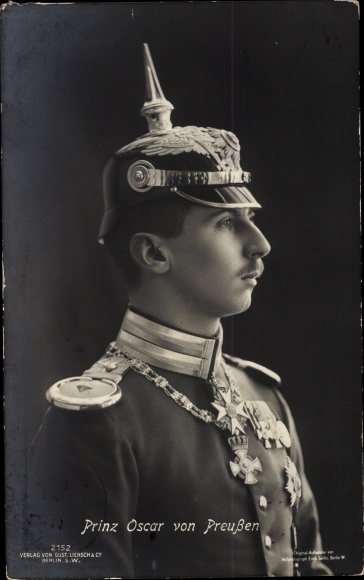 Postcard Oskar Prince of Prussia, portrait in uniform, medal