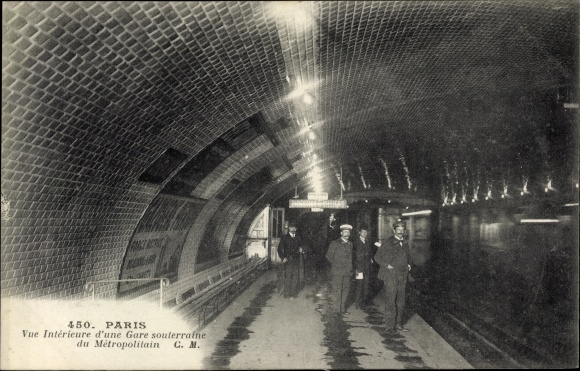 Postcard Paris, Vue interior d'une Gare souterraine du Métropolitain, metro station