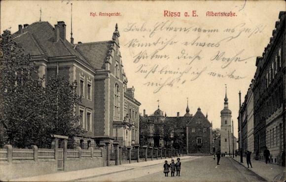 Ak Riesa an der Elbe Sachsen, Kgl. Amtsgericht, Straße mit Bäumen, Kinder auf der Straße