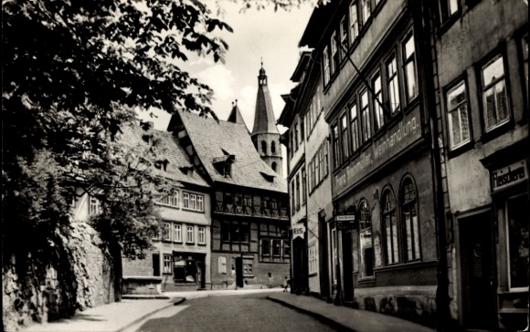 Ak Nordhausen am Harz, Straße mit Gebäuden, Kirchturm,  Architektur
