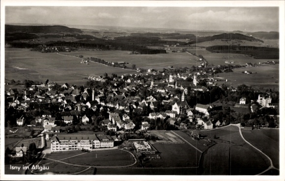 Ak Isny im Allgäu, Luftaufnahme von Isny, grüne Umgebung,  Gebäude