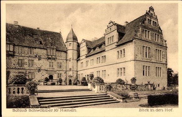 Postcard Aerzen in the Weserbergland, Schwöbber Castle, view into the courtyard