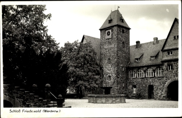 Postcard Friedewald Westerwald, castle, fountain