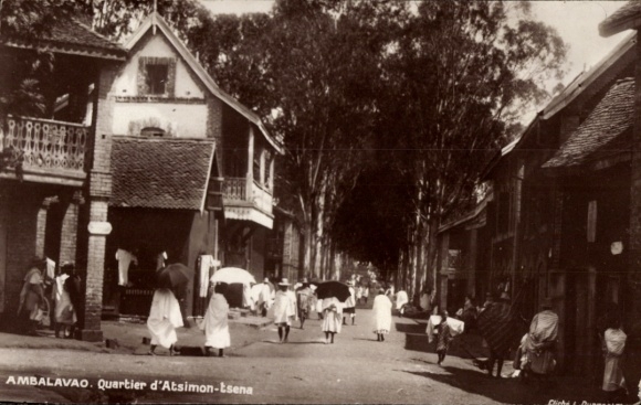 Ak Ambalavao Madagaskar, Quartier d'Atsimon-tsena, Straßenansicht, Menschen mit Regenschirmen