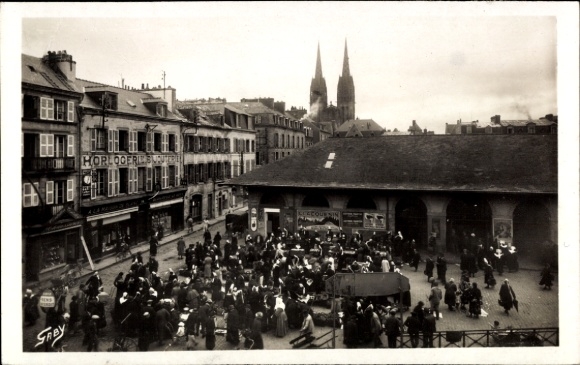 Postcard Quimper Finistère, market with crowd of people, buildings, tall towers in the background