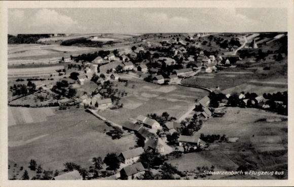 Ak Schwarzenbach an der Saale Oberfranken, Luftaufnahme eines Dorfes, viele Häuser, weitläufige L