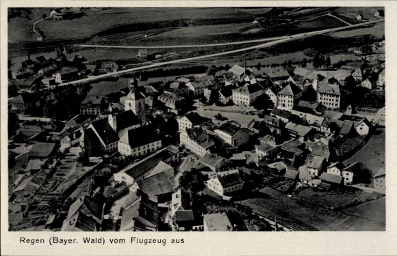 Ak Regen im Bayerischen Wald, Luftaufnahme von  Bayerischer Wald, Häuser, Kirche