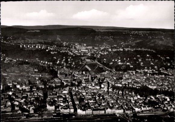 Ak Esslingen am Neckar, Luftaufnahme von Esslingen, Stadtansicht, hügelige Landschaft, schwarz-we