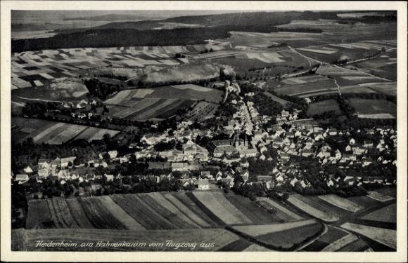 Ak Heidenheim an der Brenz Württemberg, Luftaufnahme von  Felder, Häuser, Hahnenkamm