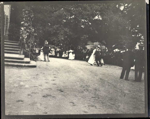 Photo Meseberg Gransee in Brandenburg, group of people, street party, 1908, harvest festival