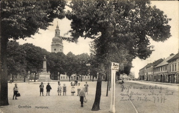 KP Genthin na kanale Łaba-Hawela, rynek, kościół, dużo ludzi, drzewa, stara architektura