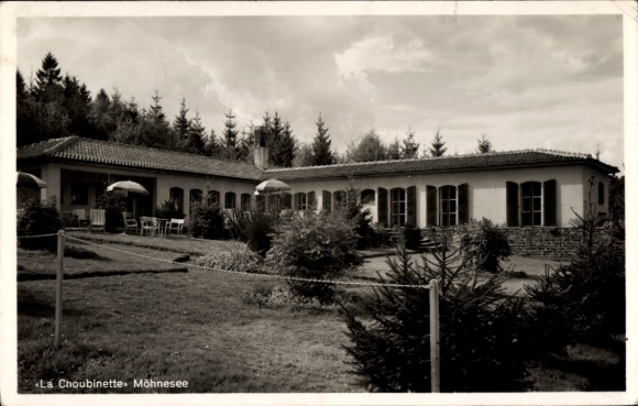 Ak Möhnesee in Westfalen, La Choubinette  Gebäude mit Terrasse, Bäume, Garten