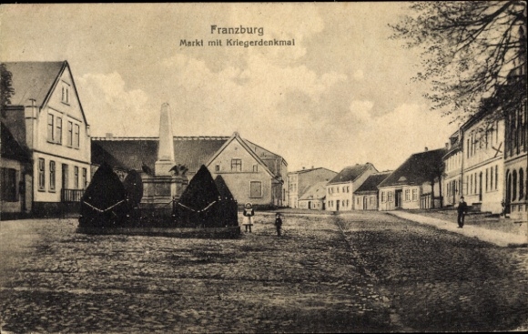Postcard Franzburg in Vorpommern, market square, war memorial