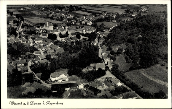 Ak Wiesent in der Oberpfalz, Luftaufnahme von Wiesent, Häuser, Kirche, landwirtschaftliche Fläche