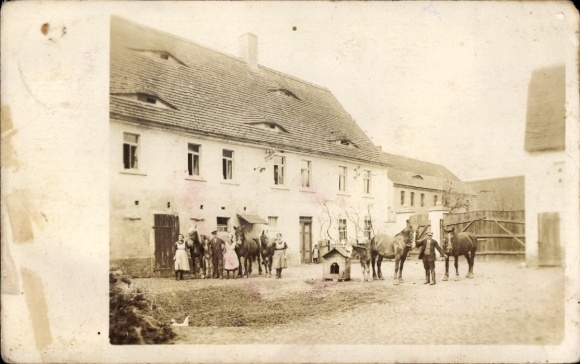 Photo Postcard Mulkwitz Mułkecy loop in Upper Lusatia, residential building, residents, horses