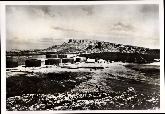 Foto Hoffmann, Blick auf die Curacao Bucht mit Öltanks, April 1942