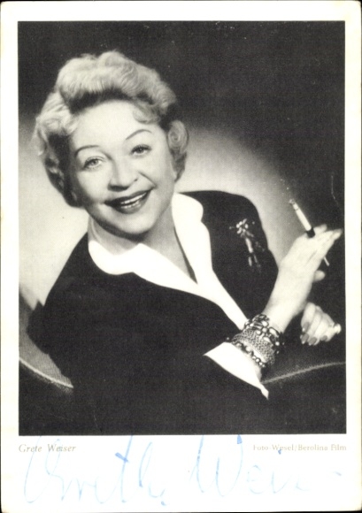 Postcard actress Grethe Weiser, portrait with cigarette, autograph