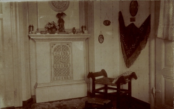 Photo Postcard Interior view of a room, tiled stove