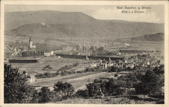 KP Bad Sooden an der Werra Hessen, panorama Bad Sooden, góry w tle, grupa domów...