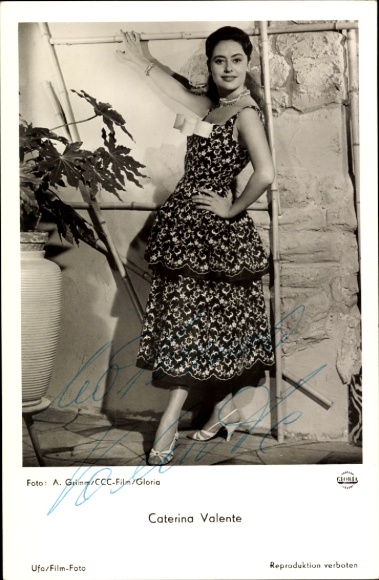 Postcard actress Caterina Valente, portrait, film Love, Dance and 1000 hits, autograph
