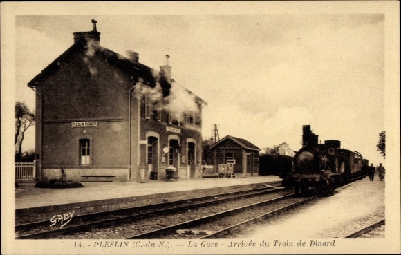 Postcard Pleslin Trigavou Côtes d'Armor, train station, track side, steam locomotive