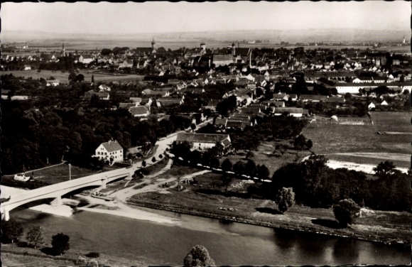 Ak Dillingen an der Donau , Luftaufnahme von Dillingen, Stadtansicht mit Fluss und Brücke