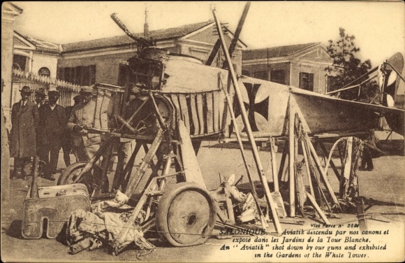 Postcard Thessaloniki Griechenland, Aviatik descended in the White Tower Gardens