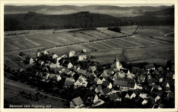Ak Bernloch Hohenstein in Württemberg, Luftaufnahme von  ländliche Gegend, viele Häuser, Kirche
