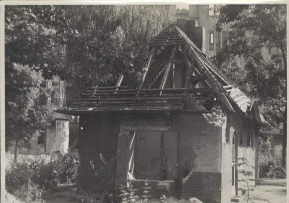 Original Foto Berlin-Wilmersdorf, Nikolsburger Platz, Bedürfnisanstalt, um 1946, ca. 12 x 17 cm