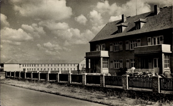 Ak Wolfen in Saksen-Anhalt, augustus Bebel Straße flatgebouw met middelbare school