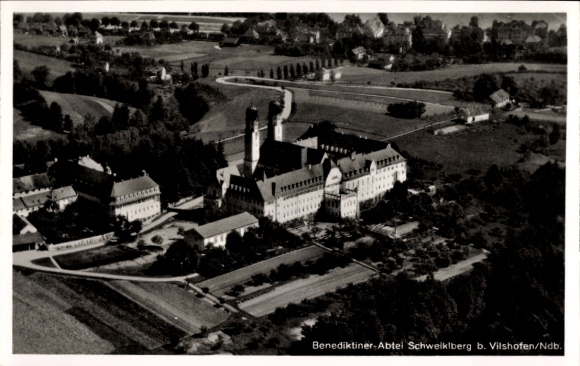 Ak Schweiklberg Vilshofen an der Donau, Luftaufnahme der Benediktiner-Abtei Schweiklberg, landsch
