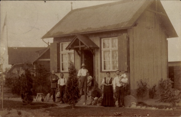 Foto Ak Berlin Pankow, Gruppenbild vor einem Holzhaus, Gartenlaube