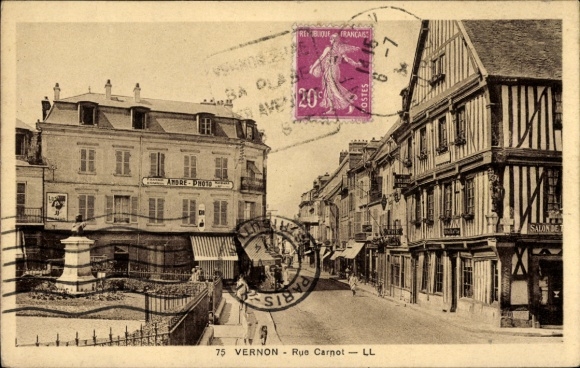 Ak Vernon Eure, Vorderansicht der Rue Carnot,  Gebäude, Brunnen, Poststempel