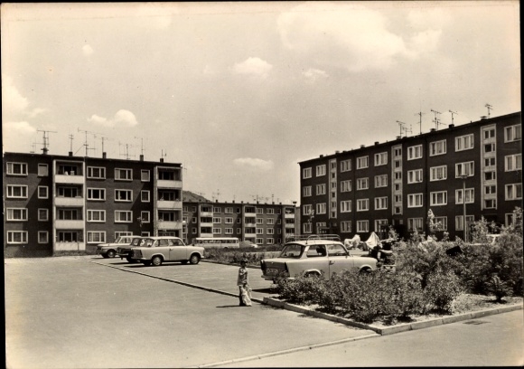 Ak Kahla in Thüringen, Neubauten, Parkplätze, alte Autos, skizzierte Stadtlandschaft
