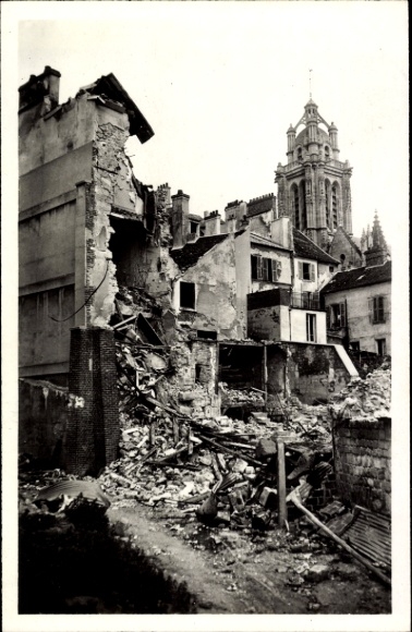 Ak Pontoise Val d'Oise, Zerstörte Gebäude, Kirche im Hintergrund, Trümmerlandschaft