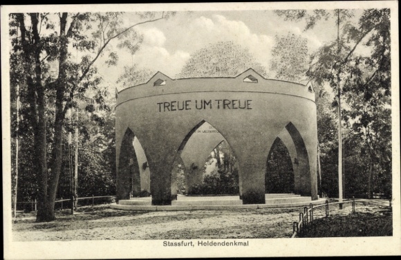 Ak Staßfurt im Salzlandkreis, Heldendenkmal, Treue um Treue