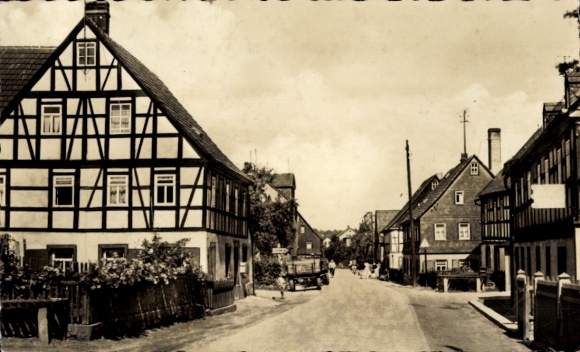 Ansichtkaart St. Niclas Mülsen in Saksen, hoofdstraat, vakwerkhuis