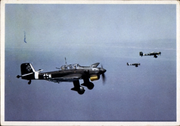 Ak Luftwaffe, Junkers Ju 87 B-1 Stuka Kampfflugzeuge im Feindflug über dem Kanal, weißes Rumpfband