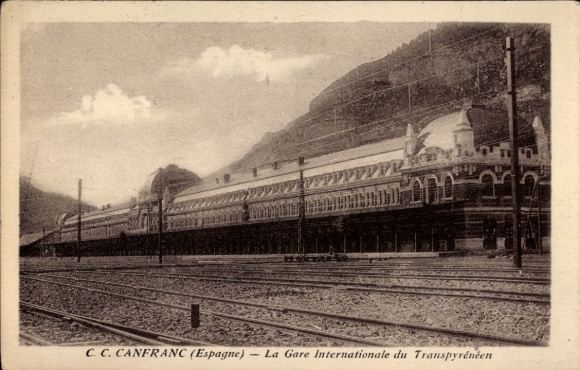Ak Canfranc Aragonien, Internationaler Bahnhof der Transpyrenäenbahn