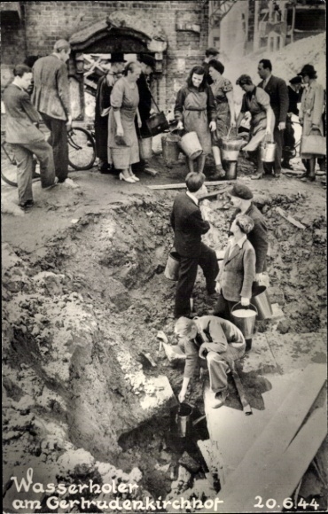 Photo Hamburg Mitte Altstadt, water collector at Gertrudenkirchhof, war damage 1944