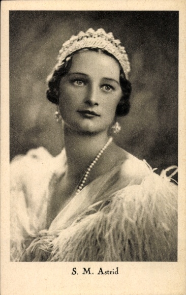 Postcard Astrid of Sweden, Queen of Belgium, portrait