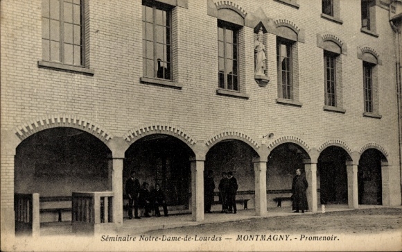 Ak Montmagny Val d’Oise, Séminaire Notre-Dame-de-Lourdes, Promenoir,  Architektur, Menschen, Bäum