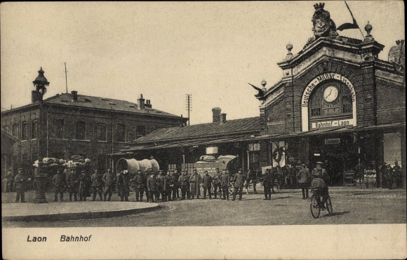 Postcard Laon Aisne, train station, soldiers