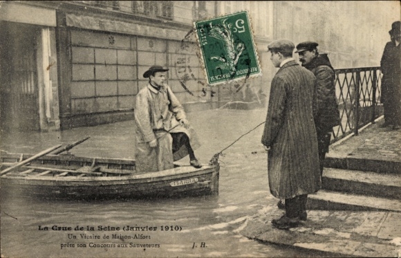 CPA Maisons Alfort Val de Marne, Inondations 1910, Un Vicaire de Maison-Alfort prere son Concours