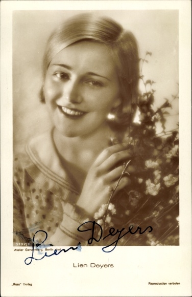 Postcard actress Lien Deyers, portrait, autograph