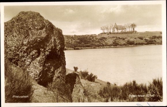 Postcard Schalkenmehren in the Eifel, Toten Maar, Pilatusstein, church